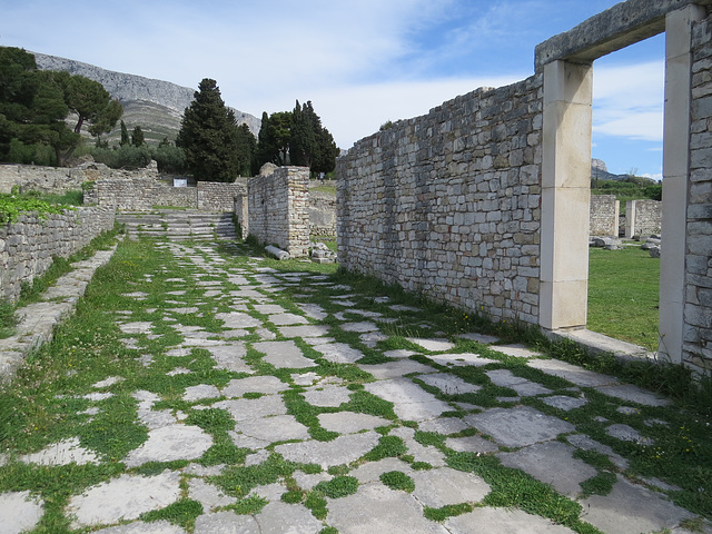 Salona, palais épiscopal : le vestibule.