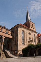 St. Laurentius mit Kirchgang zum Schloss