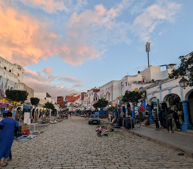 Perspective de rue bien vivante / Lively street scene