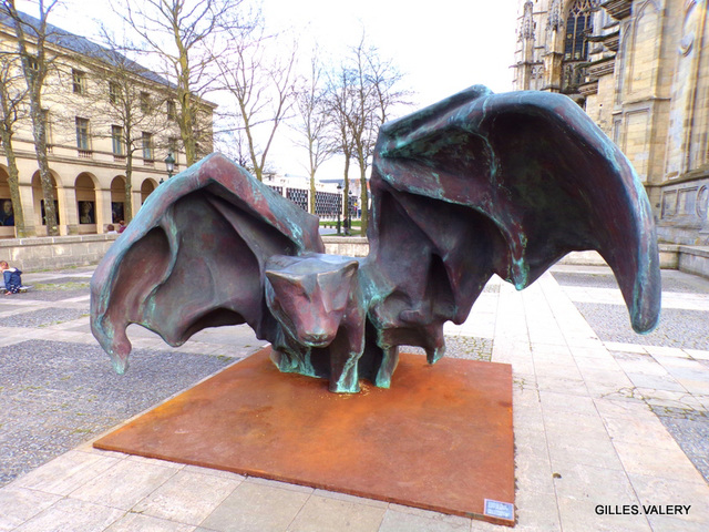 ORLEANS (La Chauve-Souris de Johan Creten s’est posée sur le parvis de la cathédrale (2)