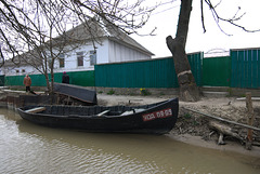 Das Boot geparkt an einer Straße in Wylkowe