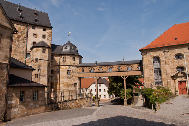 St. Laurentius mit Kirchgang zum Schloss