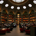 La Salle Ovale de la Bibliothèque Nationale de France , site Richelieu à Paris .