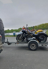 Mehrere Motorräder auf dem Hänger Mehrere Motorräder auf dem Hänger