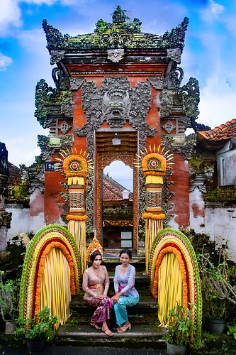 Bride and niece at the entrance gate