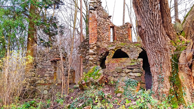 Hülseburg, künstliche Burgruine im ehemaligen Schlosspark