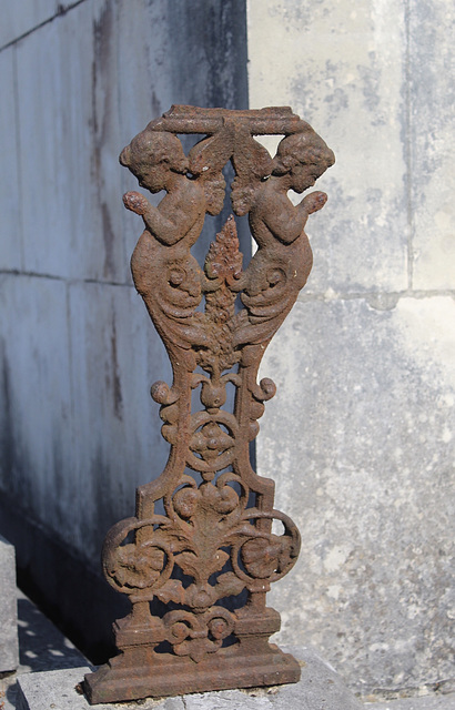 Angels (C19? tomb detail) (2)