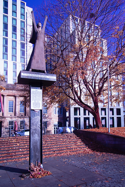 Isidora Dolores Ibárruri Gómez Statue - IRChrome