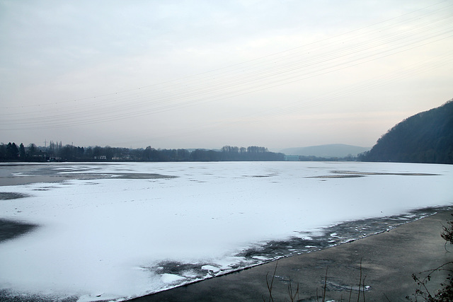 Zugefrohener Hengsteysee am Koepchenwerk (Herdecke) / 3.03.2018