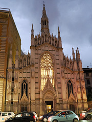 Chiesa del Sacro Cuore del Suffragio, conosciuta anche come “piccolo Duomo di Milano”. L’appellativo conferitole è facilmente comprensibile: la costruzione neogotica, ricca di guglie e pinnacoli, ricorda il Duomo del capoluogo lombardo.