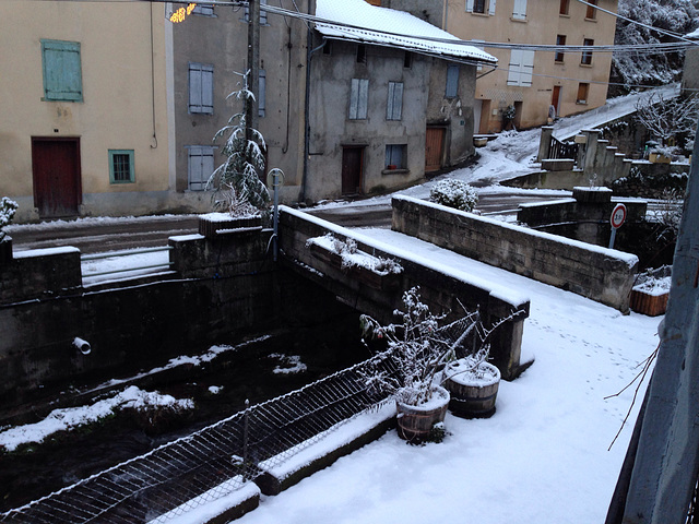 Préparatifs de Noël sous la neige .....