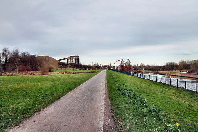 Weg auf dem alten Hafengelände (Nordsternpark, Gelsenkirchen-Horst) / 2.03.2024