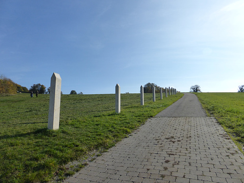 Stelen am Weg zum Kloster