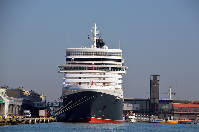 Die QUEEN ELISABETH im Hafen Venedig