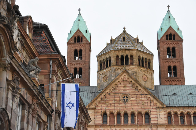 Speyer - Kaiserdom und Rathaus mit Israelflagge
