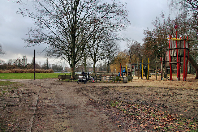 Spielplatz im Nordpark (Gladbeck) / 24.12.2022