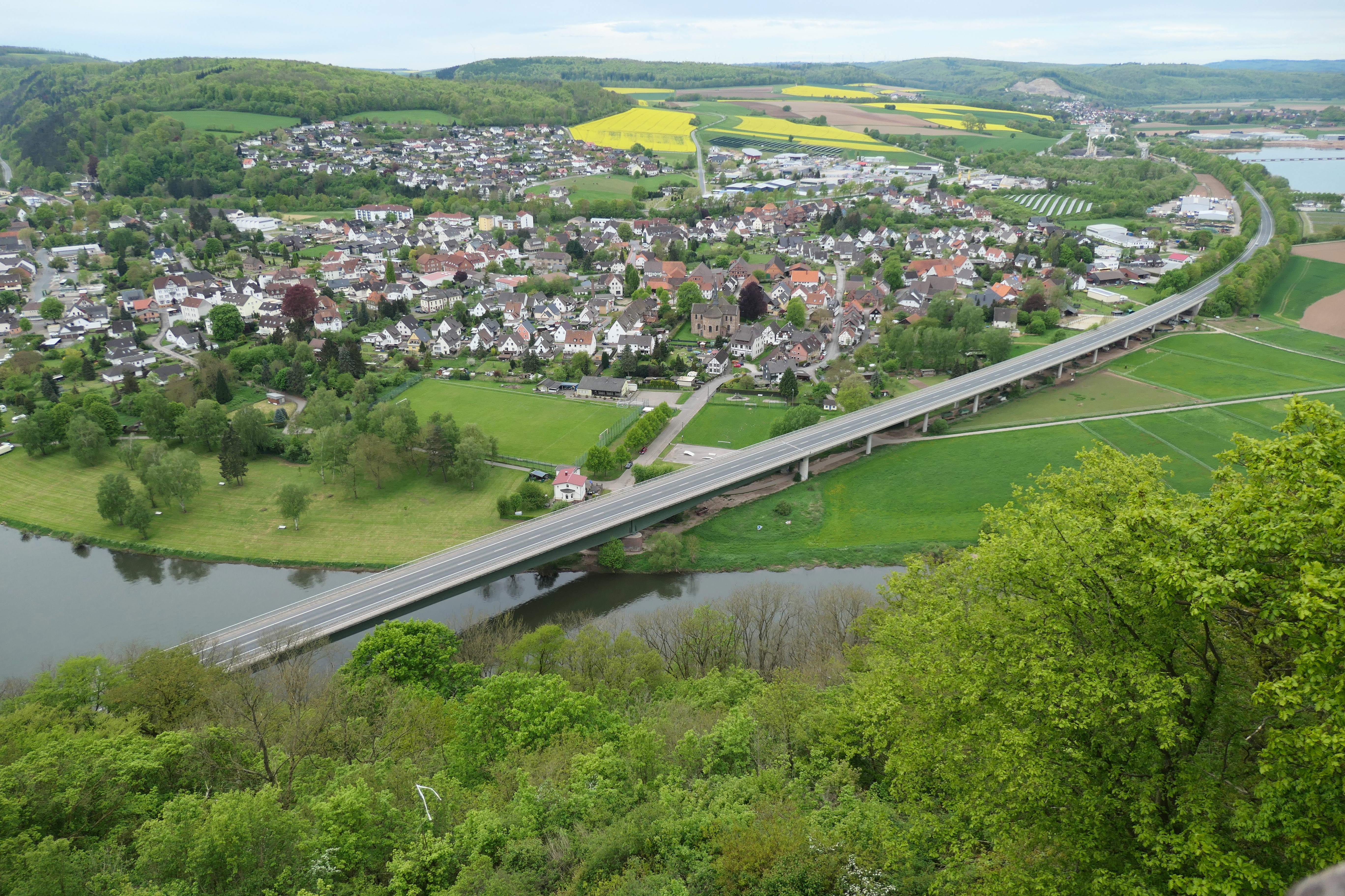 Bodenwerder mit Weser, vom Bismarkturm gesehen