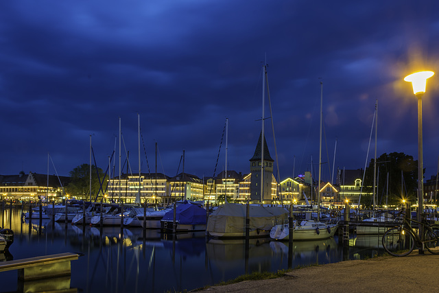 Blaue Stunde am  Hafen