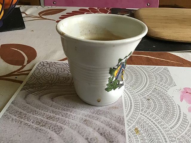 Un ptit caf’. Non je ne me suis pas énervée sur ma tasse