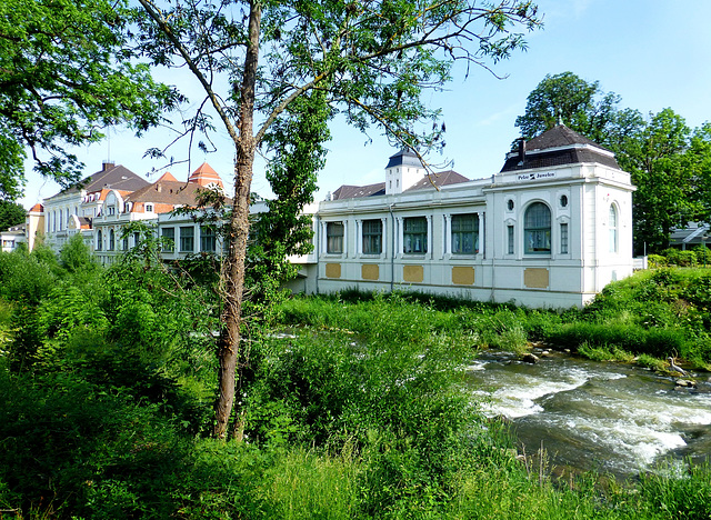 Die Ahr passiert das Kurhaus