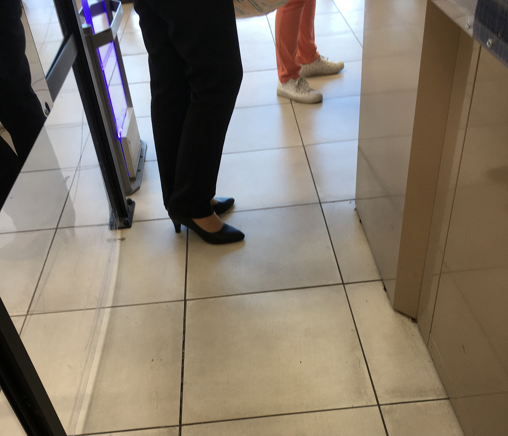 En attendant à la caisse
