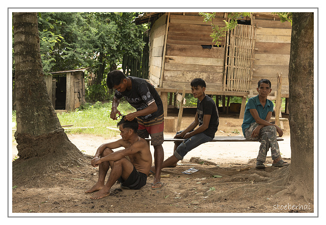 Hairdresser at work in Ban Khokmery / Laos