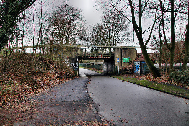 Talstraße mit Eisenbahnbrücke (Gladbeck) / 24.12.2022