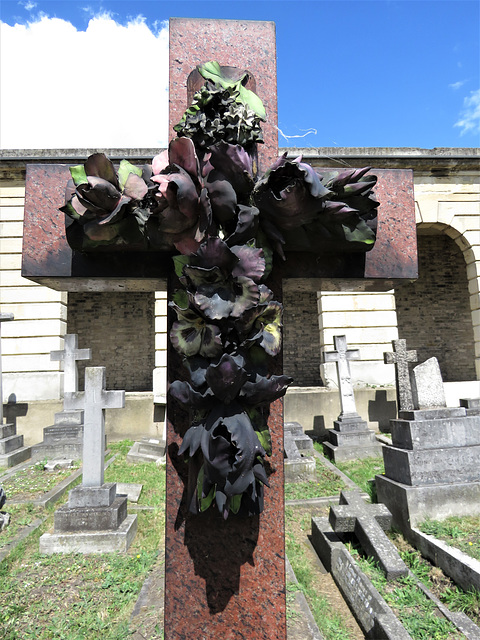 brompton cemetery, london     (73)tomb of 1909, with ceramic flowers, to emma charlotte parker