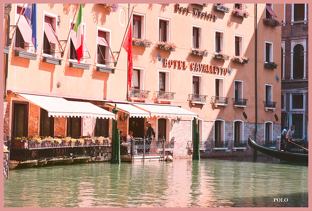 El agua de un canal abrazando el hotel