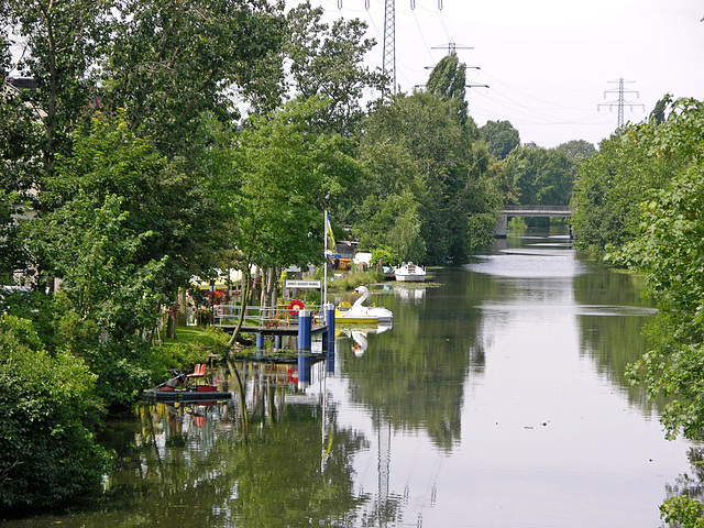 Biergarten mit Anleger am Ernst-August-Kanal