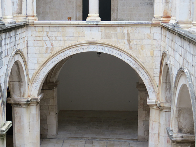 Dubrovnik : cour intérieure du palais Sponza.