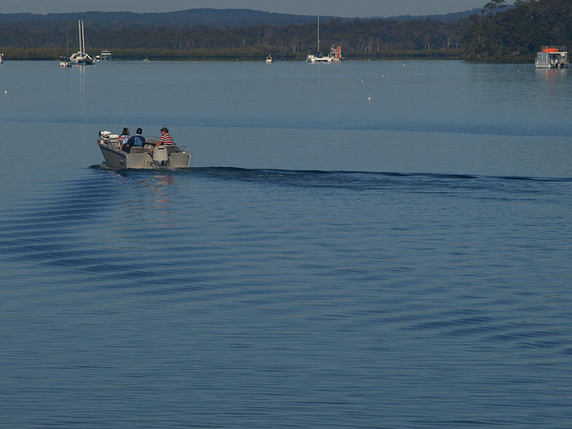 Boat with wakePA033512