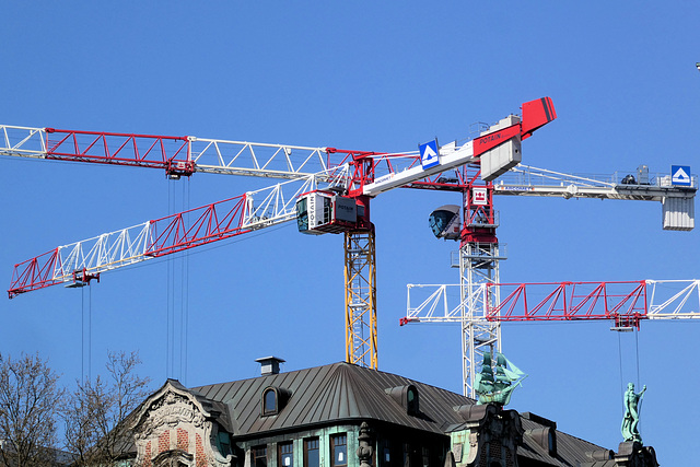 Kräne über dem Globus-Haus