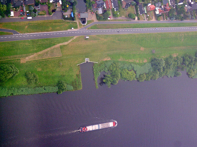 Binnenschiff bei Bullenhausen am 03.07.2005