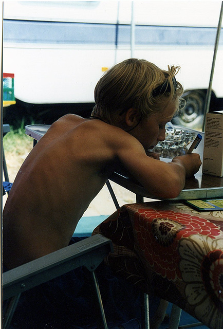 Keiner zu klein, um ein Postkartenschreiber zu sein  :-)) Camping Del Forte in Marina di Bibbona Italien 1999