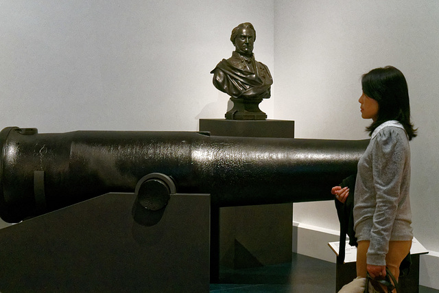 Une jeune femme menacée par un individu lourdement armé !