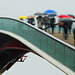Brücke mit Regenschirmen