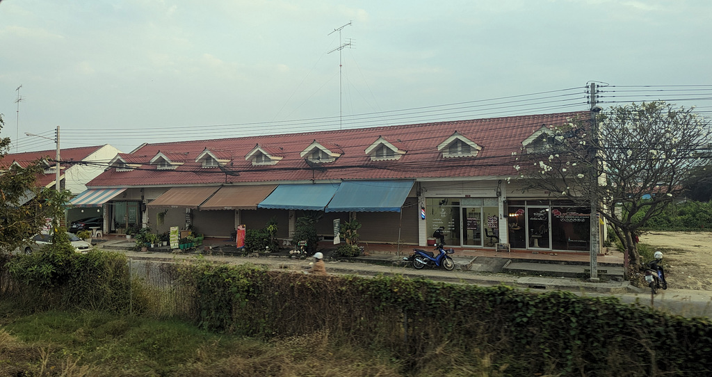 Depuis le train de Bangkok à Ratchaburi