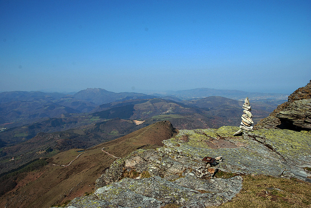 Un cairn dans les montagnes basques .