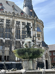DE - Aachen - Karlsbrunnen vor dem Rathaus