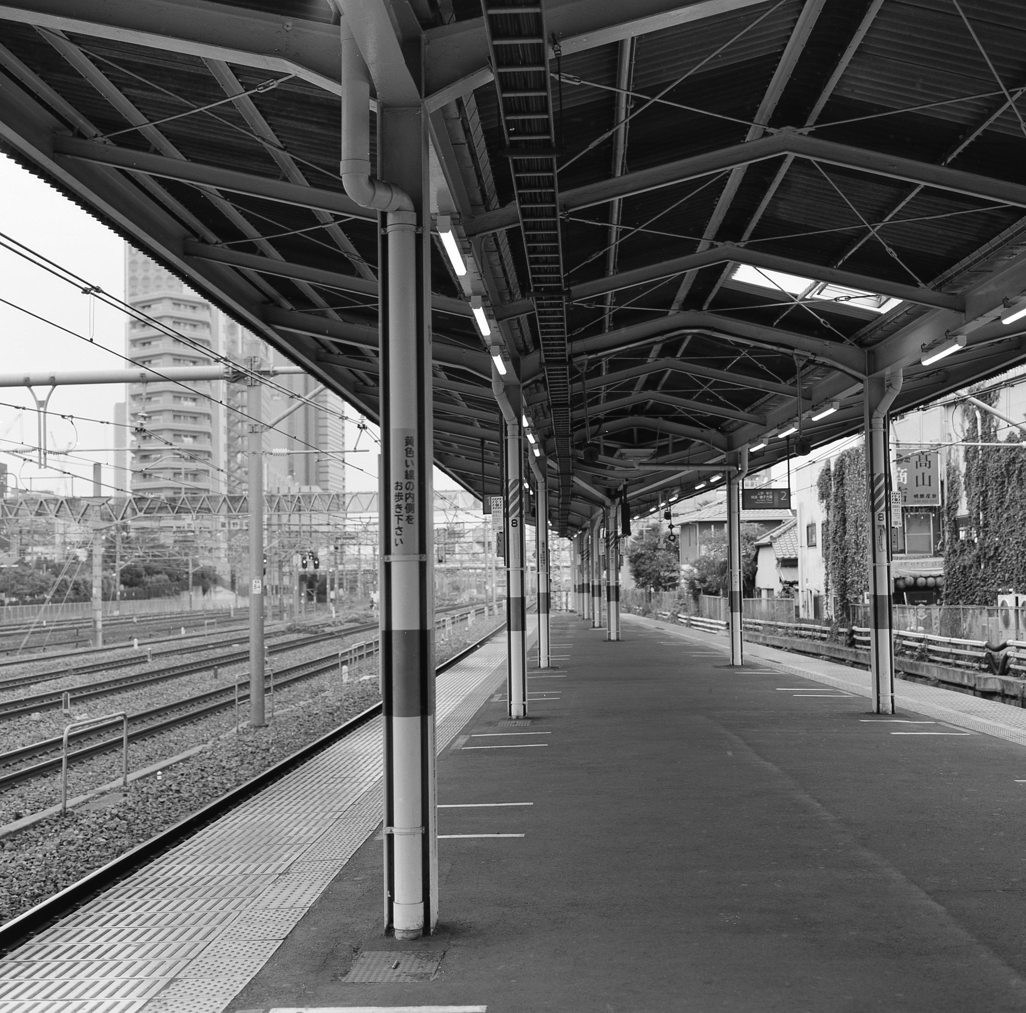 Platform with many pillars