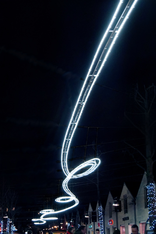 Drôle d'idée de mettre un ténia lumineux en décoration...