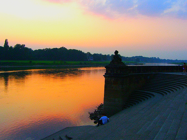 Abend an der Elbe bei  Schloss Pilnitz