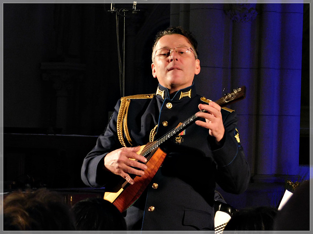 Roman  Buzylev à la Balalaika dans les choeurs de l'armée soviétique