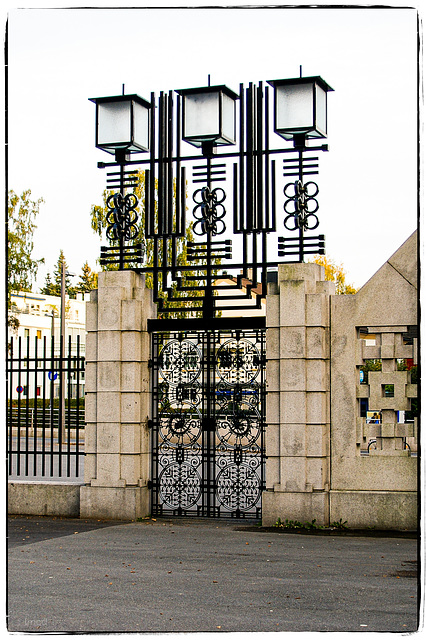 Fence with gate, or gate with fence? HFF