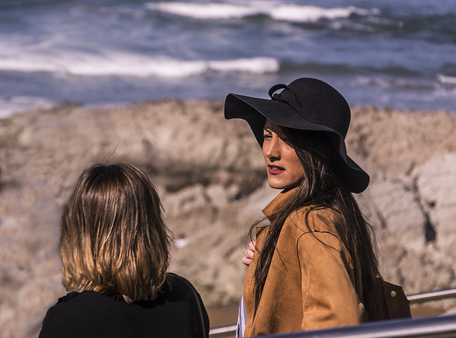 Retrato de dos mujeres paseando