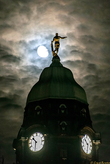 Halb Elf für den Mann am Mond