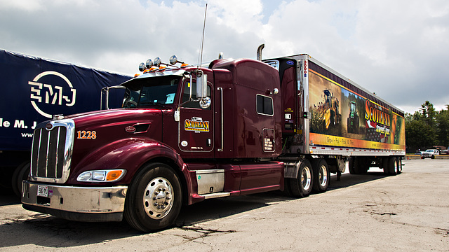 Ontario, Edwardsburgh Cardinal, Peterbilt 587 Scotlynn