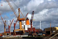 Containerschiff zu Wartungsarbeiten im Dock