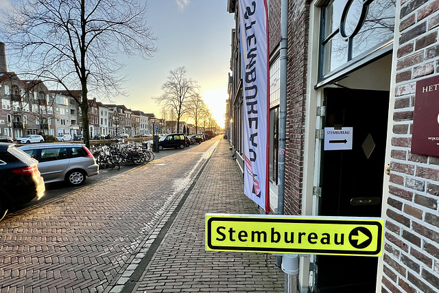 Entrance of polling station 10 in Leiden